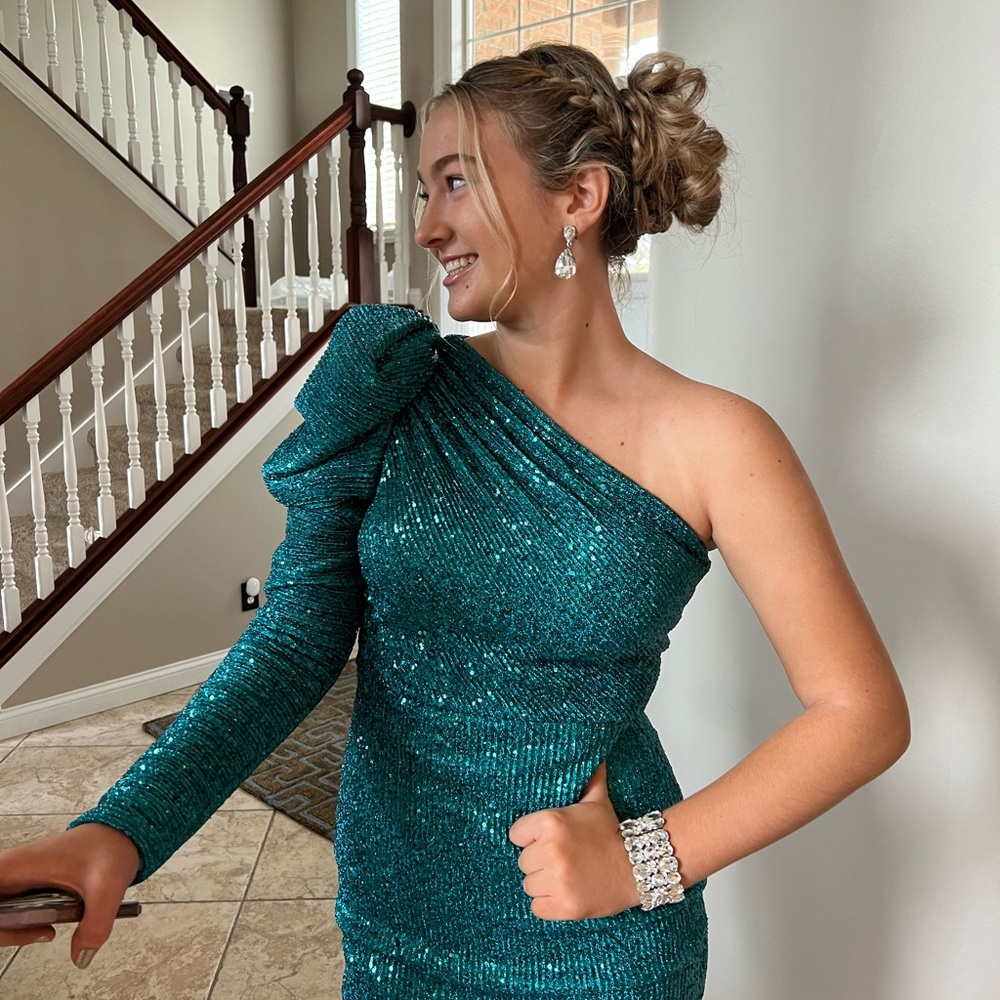 (Twirl) One shoulder homecoming dress